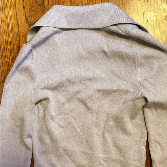 Express Light Gray V-Neck Collared Top - Picture 4 of 5